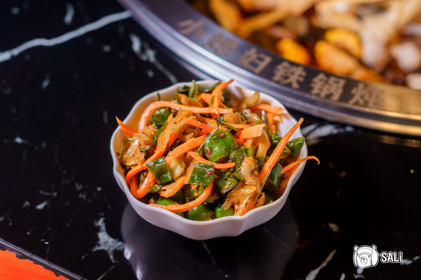 小媳婦鐵鍋燉｜台中南屯美食，高雄人氣鐵鍋燉進軍台中，推薦手工玉米餅、還有東北涼拌菜 - 莎笠，小日子