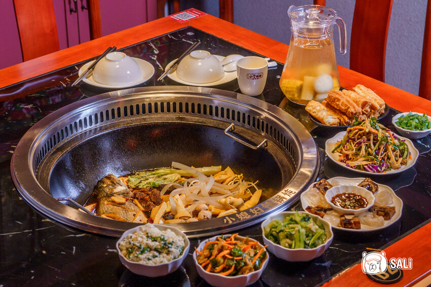 小媳婦鐵鍋燉｜台中南屯美食，高雄人氣鐵鍋燉進軍台中，推薦手工玉米餅、還有東北涼拌菜 - 莎笠，小日子