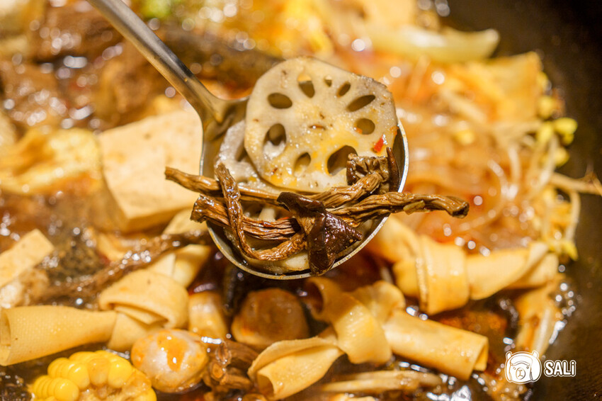 小媳婦鐵鍋燉｜台中南屯美食，高雄人氣鐵鍋燉進軍台中，推薦手工玉米餅、還有東北涼拌菜 - 莎笠，小日子