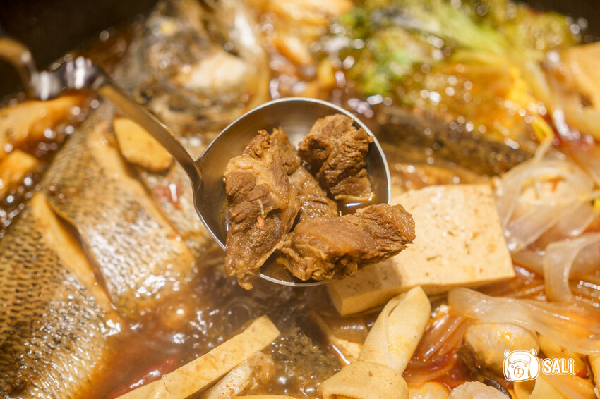 小媳婦鐵鍋燉｜台中南屯美食，高雄人氣鐵鍋燉進軍台中，推薦手工玉米餅、還有東北涼拌菜 - 莎笠，小日子