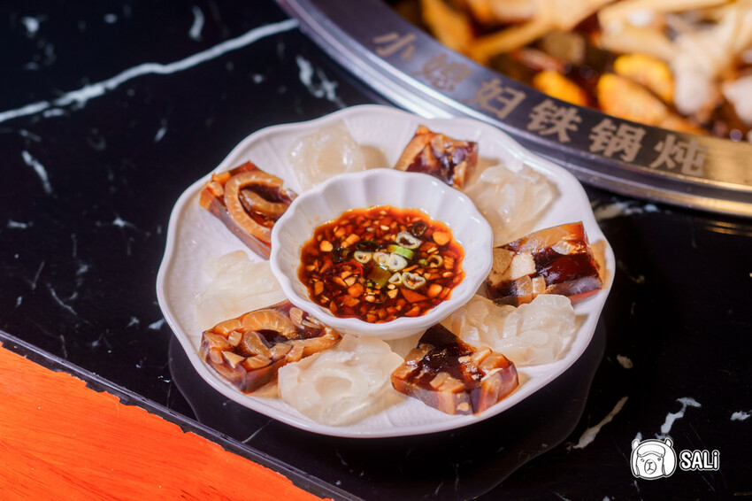 小媳婦鐵鍋燉｜台中南屯美食，高雄人氣鐵鍋燉進軍台中，推薦手工玉米餅、還有東北涼拌菜 - 莎笠，小日子