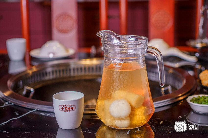 小媳婦鐵鍋燉｜台中南屯美食，高雄人氣鐵鍋燉進軍台中，推薦手工玉米餅、還有東北涼拌菜 - 莎笠，小日子