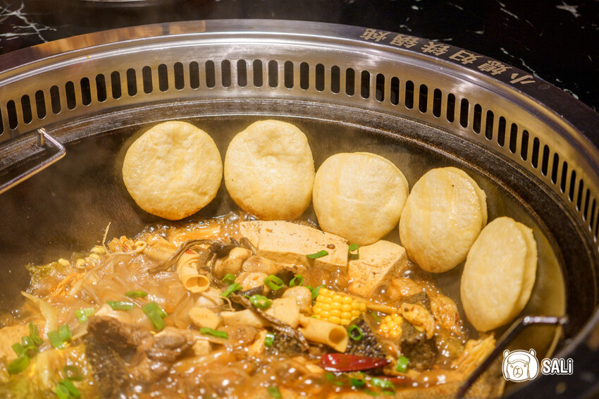 小媳婦鐵鍋燉｜台中南屯美食，高雄人氣鐵鍋燉進軍台中，推薦手工玉米餅、還有東北涼拌菜 - 莎笠，小日子