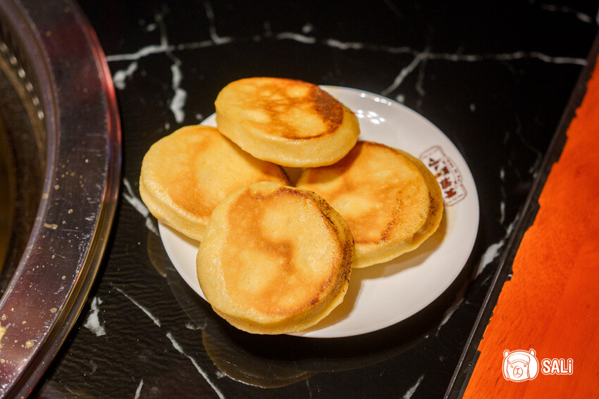 小媳婦鐵鍋燉｜台中南屯美食，高雄人氣鐵鍋燉進軍台中，推薦手工玉米餅、還有東北涼拌菜 - 莎笠，小日子
