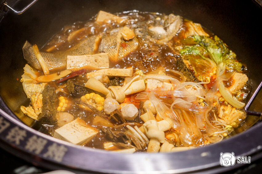 小媳婦鐵鍋燉｜台中南屯美食，高雄人氣鐵鍋燉進軍台中，推薦手工玉米餅、還有東北涼拌菜 - 莎笠，小日子