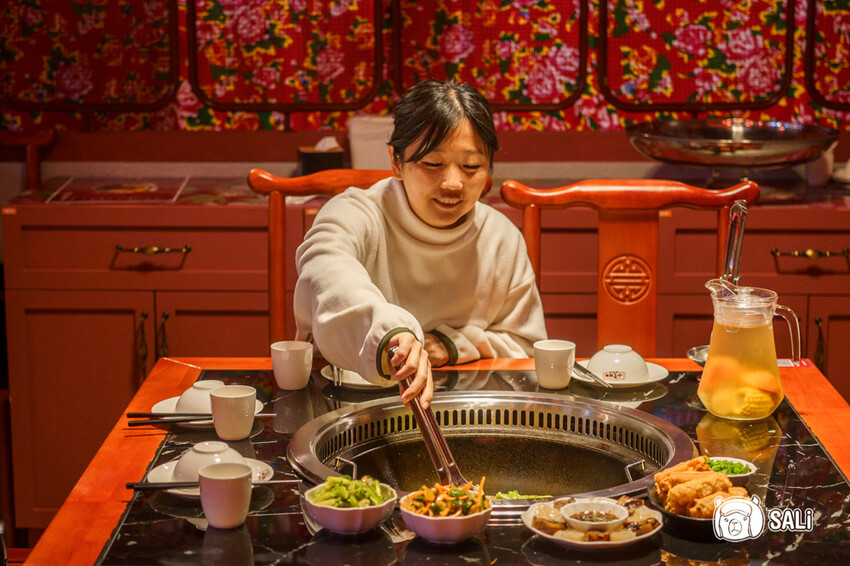 小媳婦鐵鍋燉｜台中南屯美食，高雄人氣鐵鍋燉進軍台中，推薦手工玉米餅、還有東北涼拌菜 - 莎笠，小日子