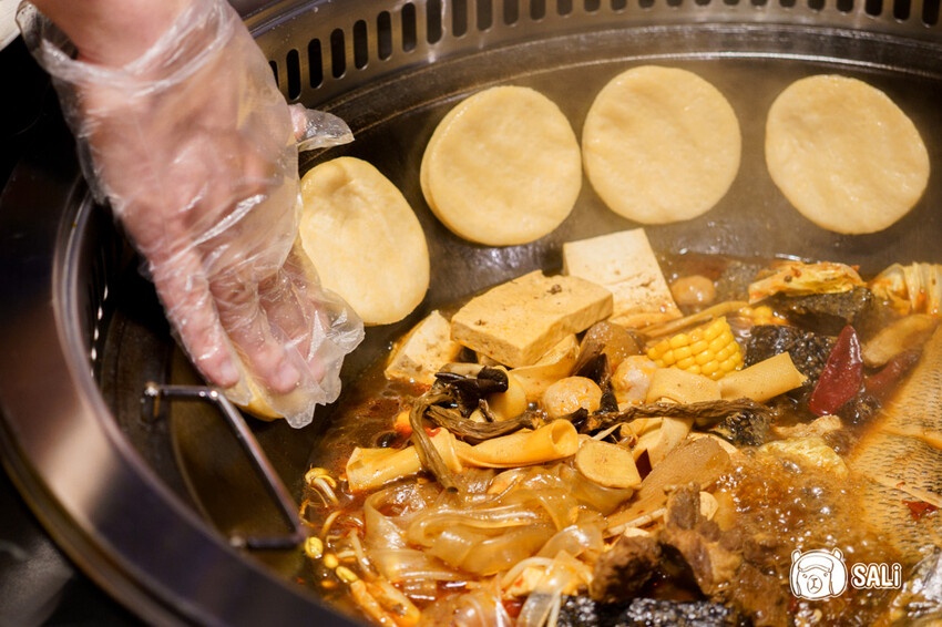 小媳婦鐵鍋燉｜台中南屯美食，高雄人氣鐵鍋燉進軍台中，推薦手工玉米餅、還有東北涼拌菜 - 莎笠，小日子