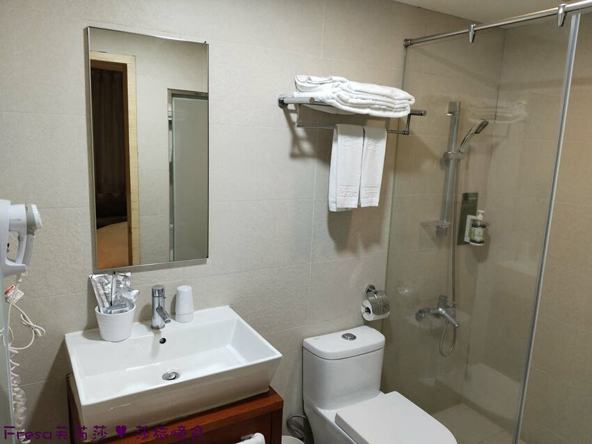 新北市三重區新北飯店【台北薇米商旅】台北橋捷運站走５分鐘.高樓遼闊日夜城景.樓下就有超商全聯電影院│三重飯店│天台影城│新北住宿