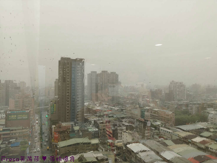 新北市三重區新北飯店【台北薇米商旅】台北橋捷運站走５分鐘.高樓遼闊日夜城景.樓下就有超商全聯電影院│三重飯店│天台影城│新北住宿