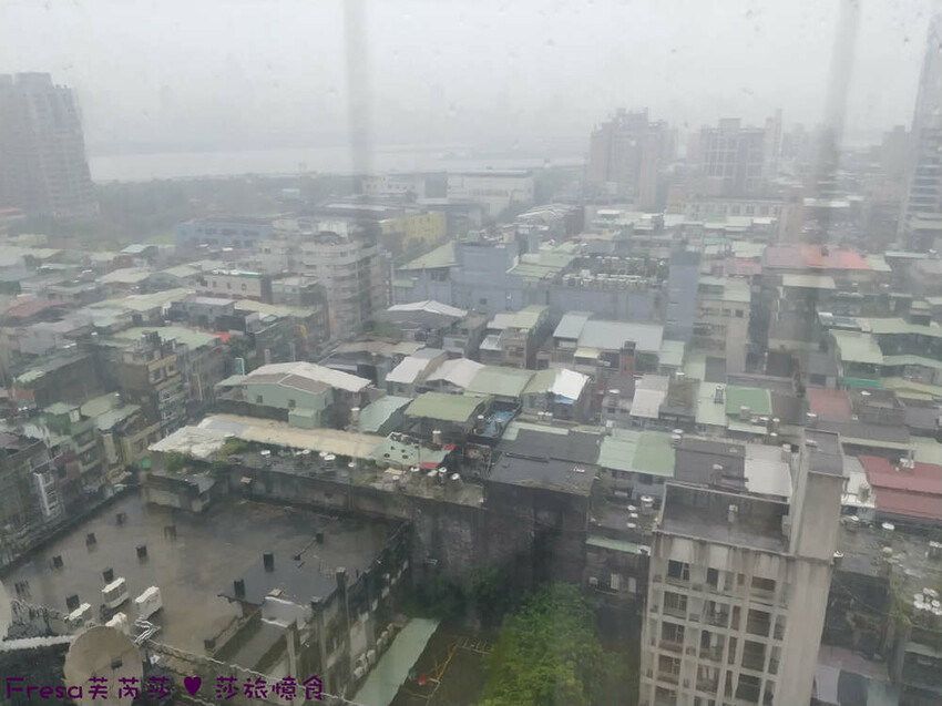 新北市三重區新北飯店【台北薇米商旅】台北橋捷運站走５分鐘.高樓遼闊日夜城景.樓下就有超商全聯電影院│三重飯店│天台影城│新北住宿