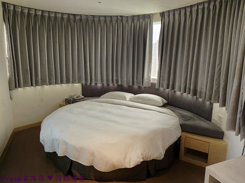 新北市三重區新北飯店【台北薇米商旅】台北橋捷運站走５分鐘.高樓遼闊日夜城景.樓下就有超商全聯電影院│三重飯店│天台影城│新北住宿