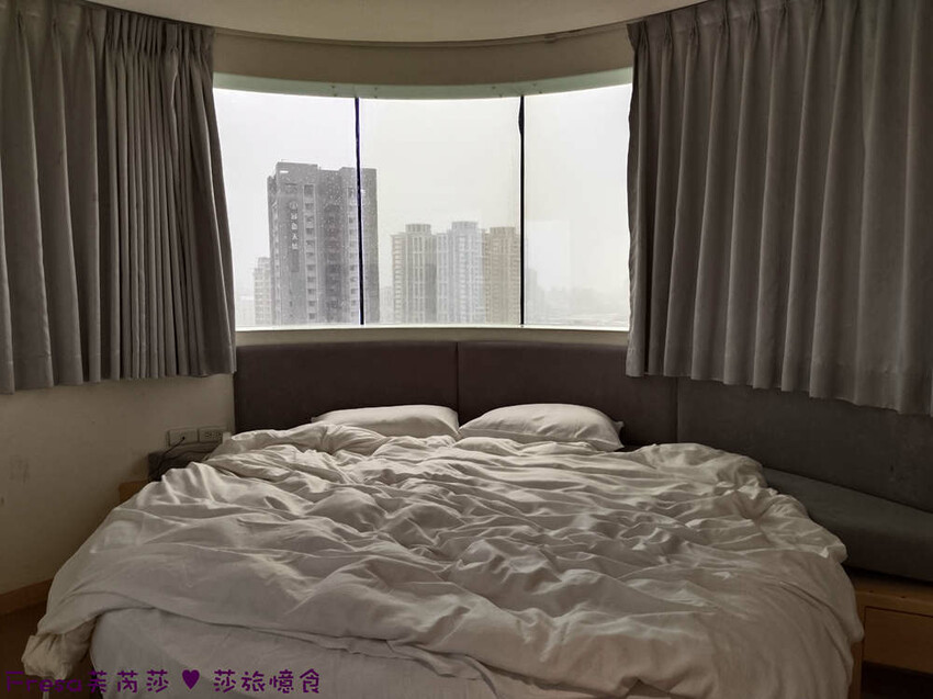 新北市三重區新北飯店【台北薇米商旅】台北橋捷運站走５分鐘.高樓遼闊日夜城景.樓下就有超商全聯電影院│三重飯店│天台影城│新北住宿