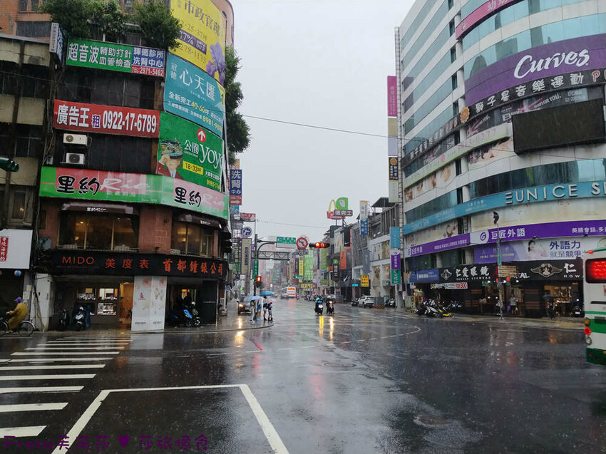 新北市三重區新北飯店【台北薇米商旅】台北橋捷運站走５分鐘.高樓遼闊日夜城景.樓下就有超商全聯電影院│三重飯店│天台影城│新北住宿