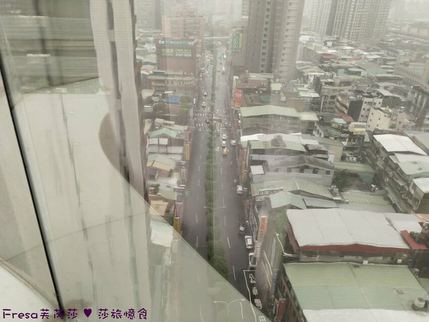 新北市三重區新北飯店【台北薇米商旅】台北橋捷運站走５分鐘.高樓遼闊日夜城景.樓下就有超商全聯電影院│三重飯店│天台影城│新北住宿