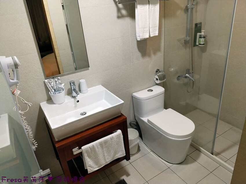 新北市三重區新北飯店【台北薇米商旅】台北橋捷運站走５分鐘.高樓遼闊日夜城景.樓下就有超商全聯電影院│三重飯店│天台影城│新北住宿