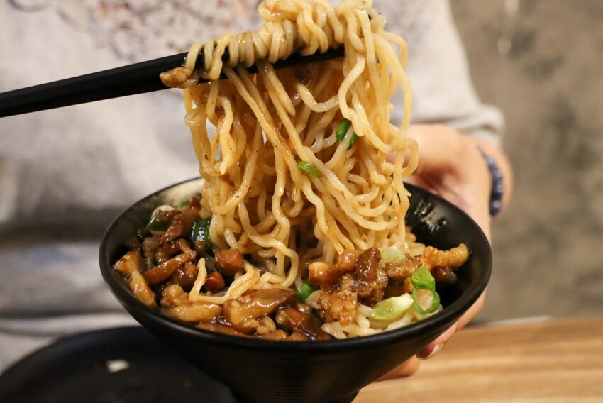 價格親民三重晚餐宵夜的好地點，串燒只要$19元起~