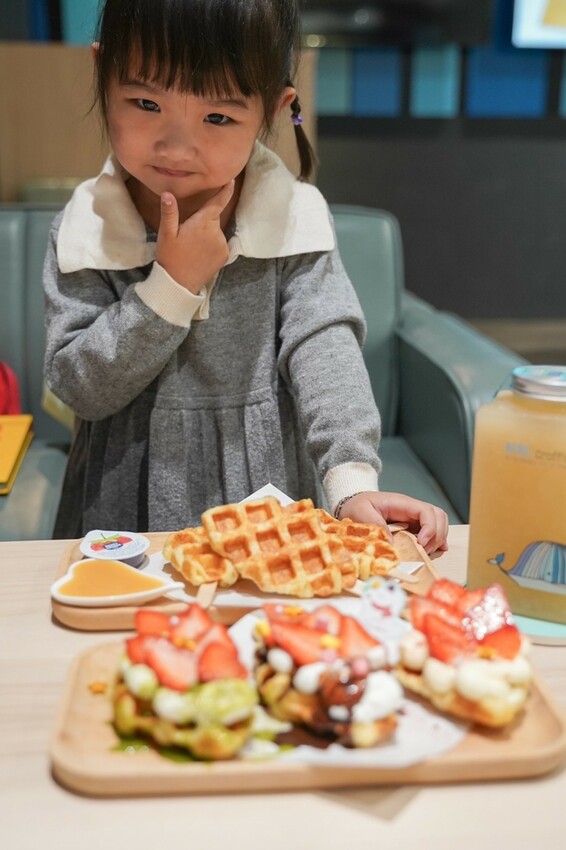 高雄美食｜韓式可頌現點現做 奶香味十足有甜有鹹口味超多種/寵