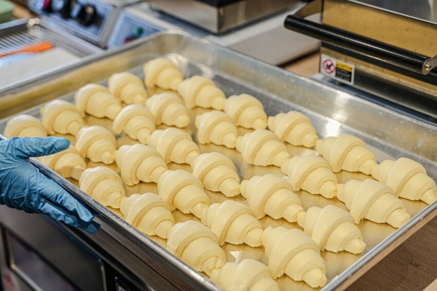 高雄美食｜韓式可頌現點現做 奶香味十足有甜有鹹口味超多種/寵