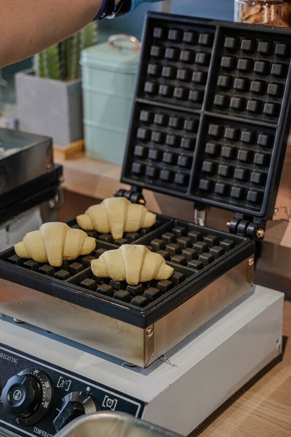 高雄美食｜韓式可頌現點現做 奶香味十足有甜有鹹口味超多種/寵