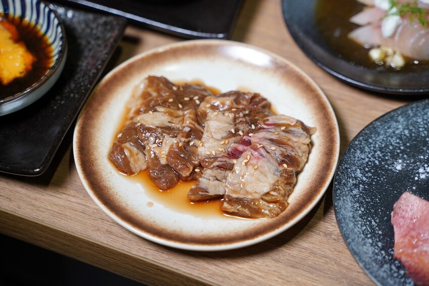 新竹燒肉新選擇!新開幕「路易奇電力公司-新竹電廠」主打手切日本秋田、熊本A5和牛,使用口感香氣最棒的冷藏熟成肉,只要挑戰自己烤肉,最高享半價優惠! - 阿華田的美食日記