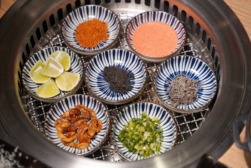 新竹燒肉新選擇!新開幕「路易奇電力公司-新竹電廠」主打手切日本秋田、熊本A5和牛,使用口感香氣最棒的冷藏熟成肉,只要挑戰自己烤肉,最高享半價優惠! - 阿華田的美食日記