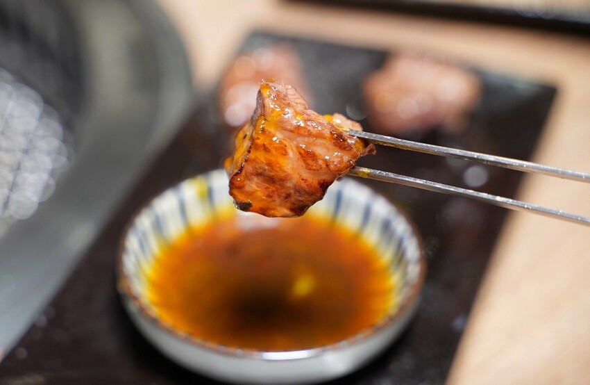 新竹燒肉新選擇!新開幕「路易奇電力公司-新竹電廠」主打手切日本秋田、熊本A5和牛,使用口感香氣最棒的冷藏熟成肉,只要挑戰自己烤肉,最高享半價優惠! - 阿華田的美食日記