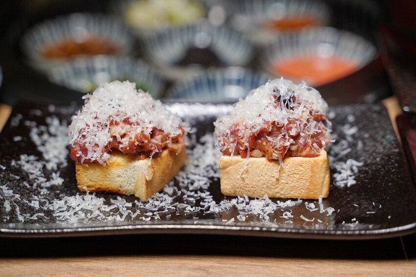 新竹燒肉新選擇!新開幕「路易奇電力公司-新竹電廠」主打手切日本秋田、熊本A5和牛,使用口感香氣最棒的冷藏熟成肉,只要挑戰自己烤肉,最高享半價優惠! - 阿華田的美食日記