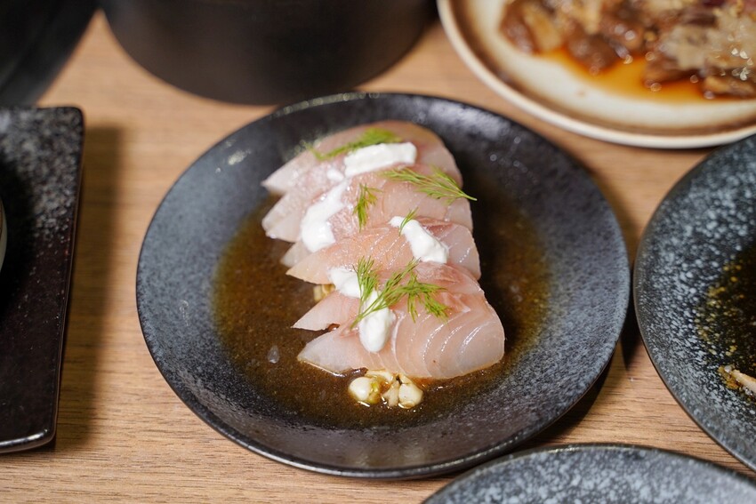 新竹燒肉新選擇!新開幕「路易奇電力公司-新竹電廠」主打手切日本秋田、熊本A5和牛,使用口感香氣最棒的冷藏熟成肉,只要挑戰自己烤肉,最高享半價優惠! - 阿華田的美食日記