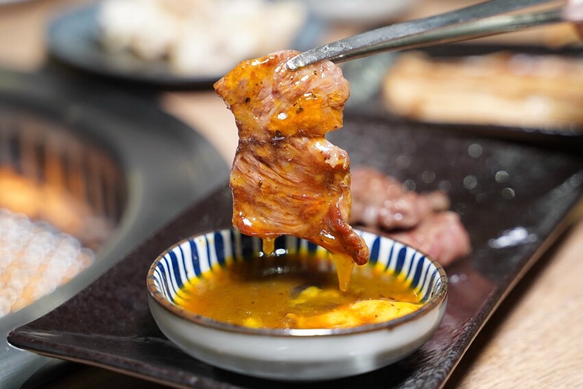 新竹燒肉新選擇!新開幕「路易奇電力公司-新竹電廠」主打手切日本秋田、熊本A5和牛,使用口感香氣最棒的冷藏熟成肉,只要挑戰自己烤肉,最高享半價優惠! - 阿華田的美食日記