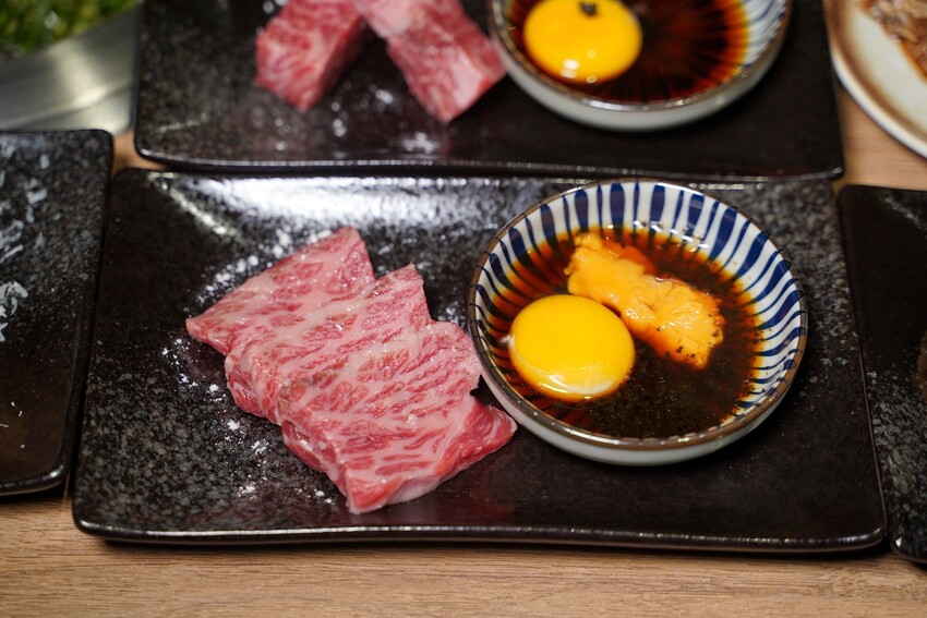 新竹燒肉新選擇!新開幕「路易奇電力公司-新竹電廠」主打手切日本秋田、熊本A5和牛,使用口感香氣最棒的冷藏熟成肉,只要挑戰自己烤肉,最高享半價優惠! - 阿華田的美食日記