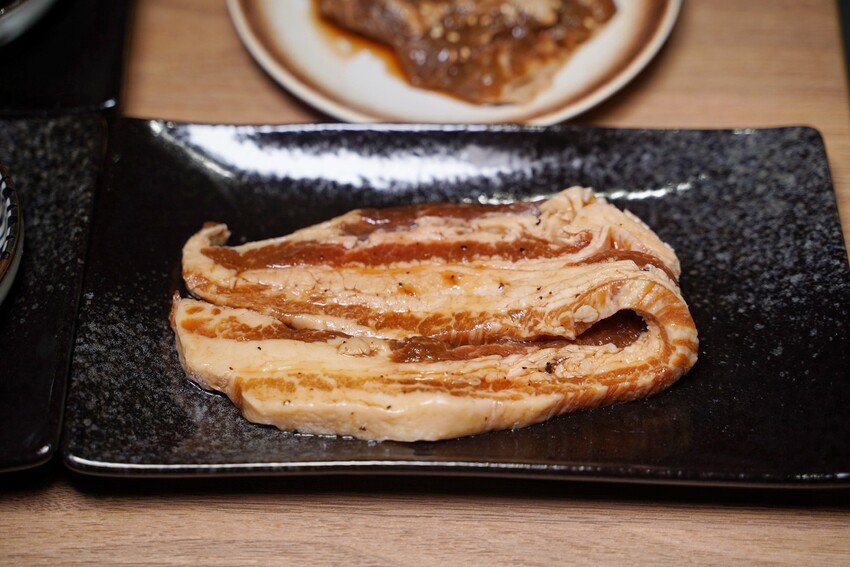 新竹燒肉新選擇!新開幕「路易奇電力公司-新竹電廠」主打手切日本秋田、熊本A5和牛,使用口感香氣最棒的冷藏熟成肉,只要挑戰自己烤肉,最高享半價優惠! - 阿華田的美食日記