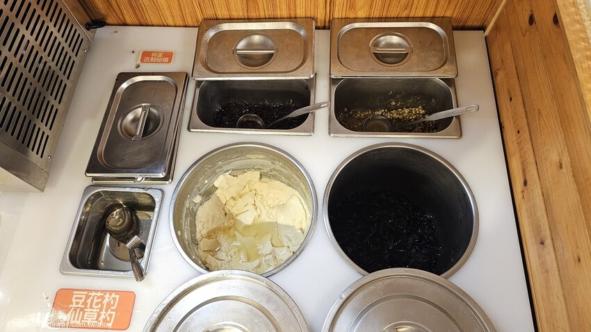 何家香香麻辣鴛鴦鍋甜品區