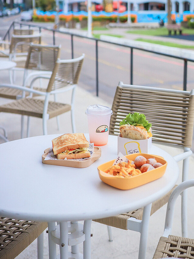 竹北樂房早午餐 純白通透環境享用山形吐司、鬆餅早午餐 結合扭蛋 街邊座位區一秒到國外