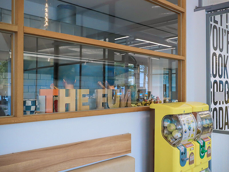 竹北樂房早午餐 純白通透環境享用山形吐司、鬆餅早午餐 結合扭蛋 街邊座位區一秒到國外