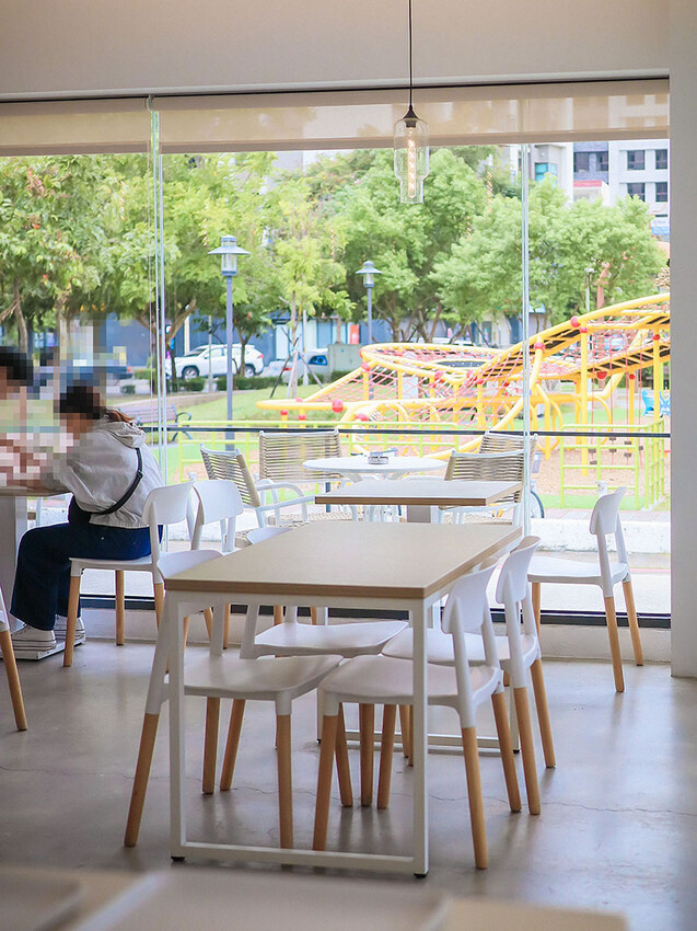竹北樂房早午餐 純白通透環境享用山形吐司、鬆餅早午餐 結合扭蛋 街邊座位區一秒到國外