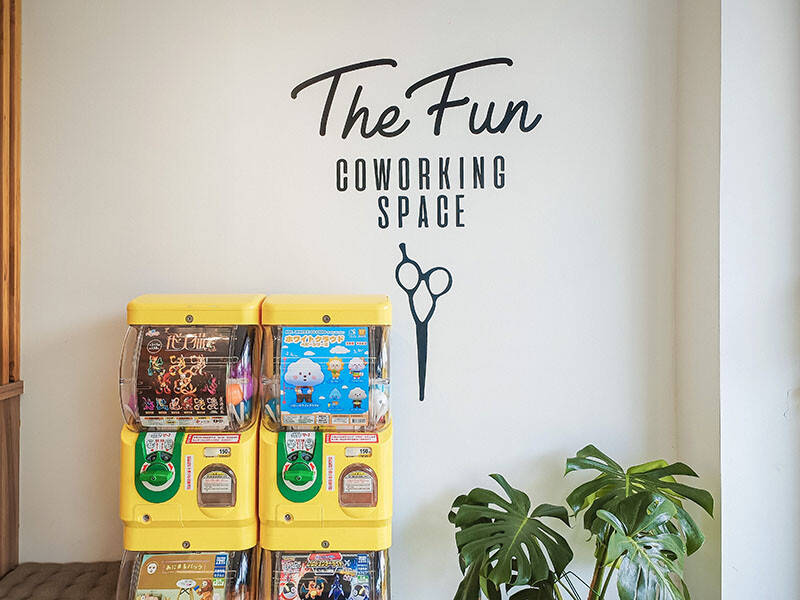 竹北樂房早午餐 純白通透環境享用山形吐司、鬆餅早午餐 結合扭蛋 街邊座位區一秒到國外