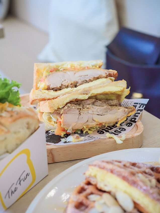 竹北樂房早午餐 純白通透環境享用山形吐司、鬆餅早午餐 結合扭蛋 街邊座位區一秒到國外