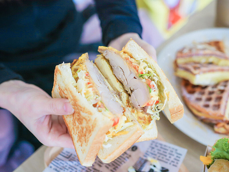 竹北樂房早午餐 純白通透環境享用山形吐司、鬆餅早午餐 結合扭蛋 街邊座位區一秒到國外