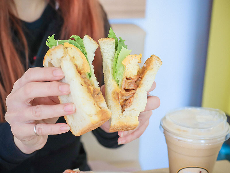 竹北樂房早午餐 純白通透環境享用山形吐司、鬆餅早午餐 結合扭蛋 街邊座位區一秒到國外