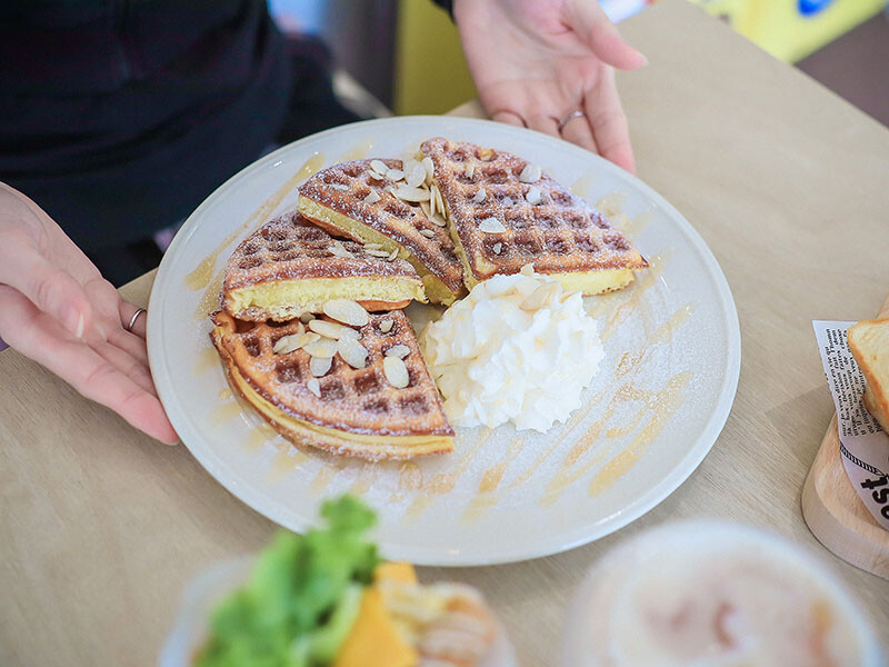 竹北樂房早午餐 純白通透環境享用山形吐司、鬆餅早午餐 結合扭蛋 街邊座位區一秒到國外