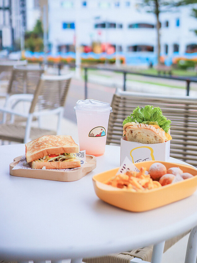 竹北樂房早午餐 純白通透環境享用山形吐司、鬆餅早午餐 結合扭蛋 街邊座位區一秒到國外