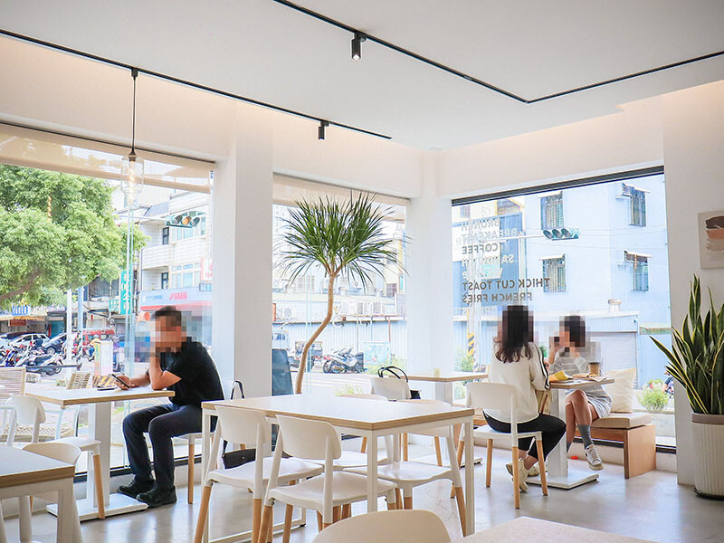 竹北樂房早午餐 純白通透環境享用山形吐司、鬆餅早午餐 結合扭蛋 街邊座位區一秒到國外