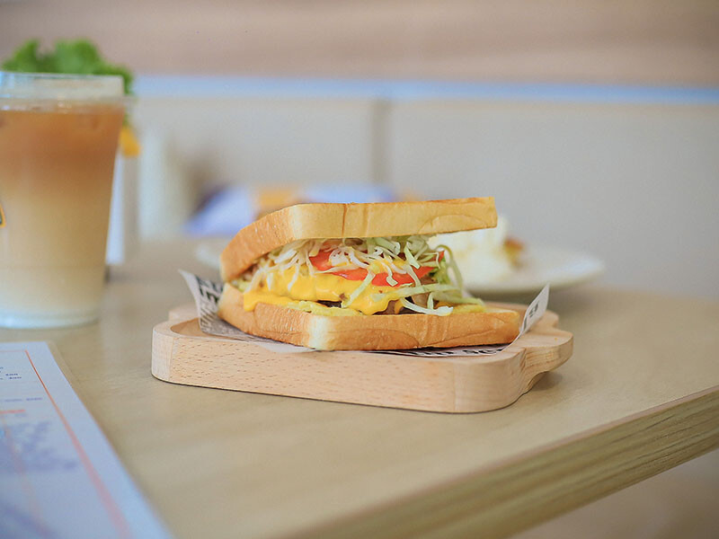 竹北樂房早午餐 純白通透環境享用山形吐司、鬆餅早午餐 結合扭蛋 街邊座位區一秒到國外