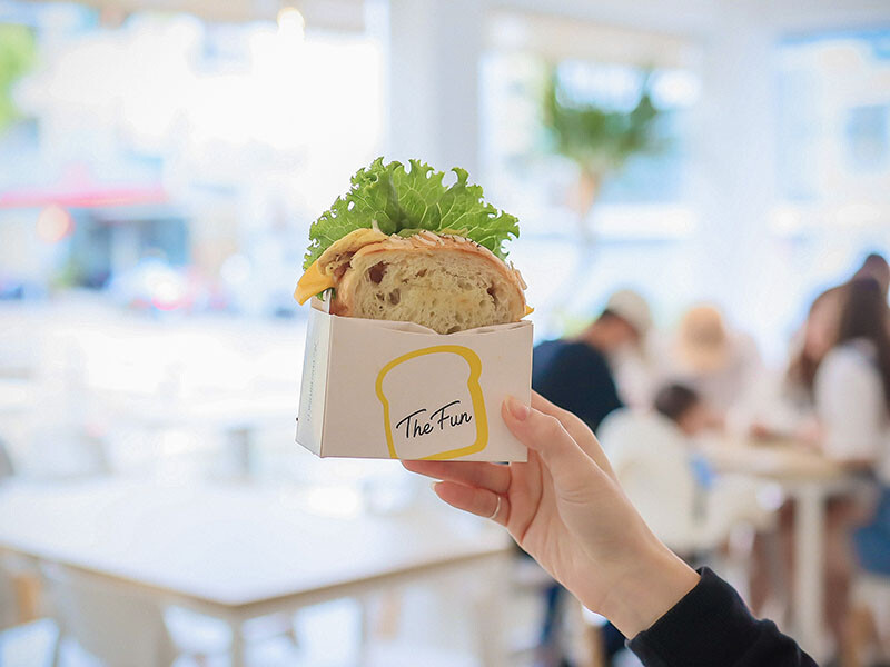 竹北樂房早午餐 純白通透環境享用山形吐司、鬆餅早午餐 結合扭蛋 街邊座位區一秒到國外