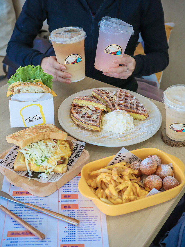 竹北樂房早午餐 純白通透環境享用山形吐司、鬆餅早午餐 結合扭蛋 街邊座位區一秒到國外