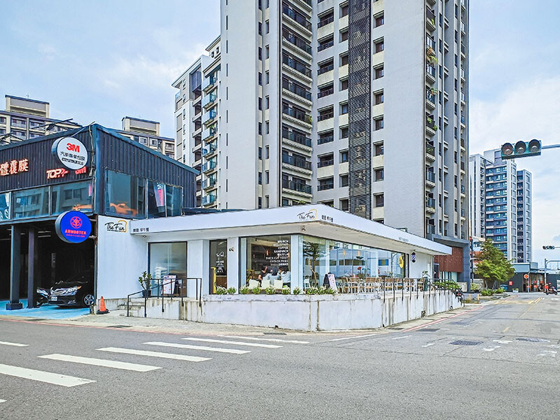 竹北樂房早午餐 純白通透環境享用山形吐司、鬆餅早午餐 結合扭蛋 街邊座位區一秒到國外