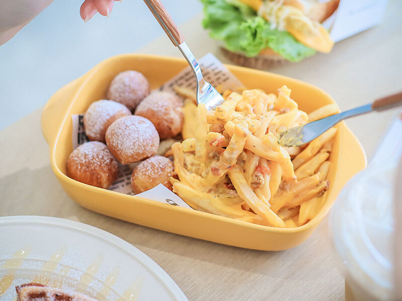 竹北樂房早午餐 純白通透環境享用山形吐司、鬆餅早午餐 結合扭蛋 街邊座位區一秒到國外