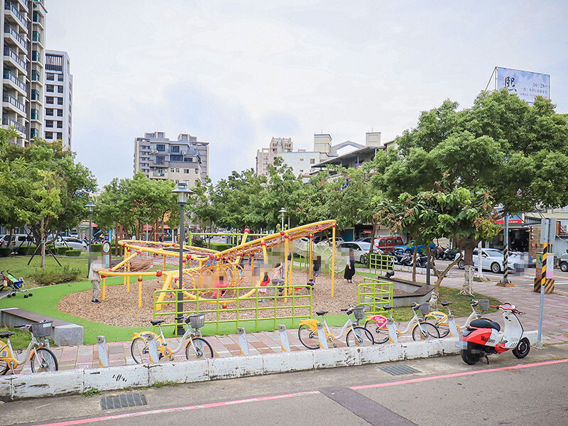 竹北樂房早午餐 純白通透環境享用山形吐司、鬆餅早午餐 結合扭蛋 街邊座位區一秒到國外