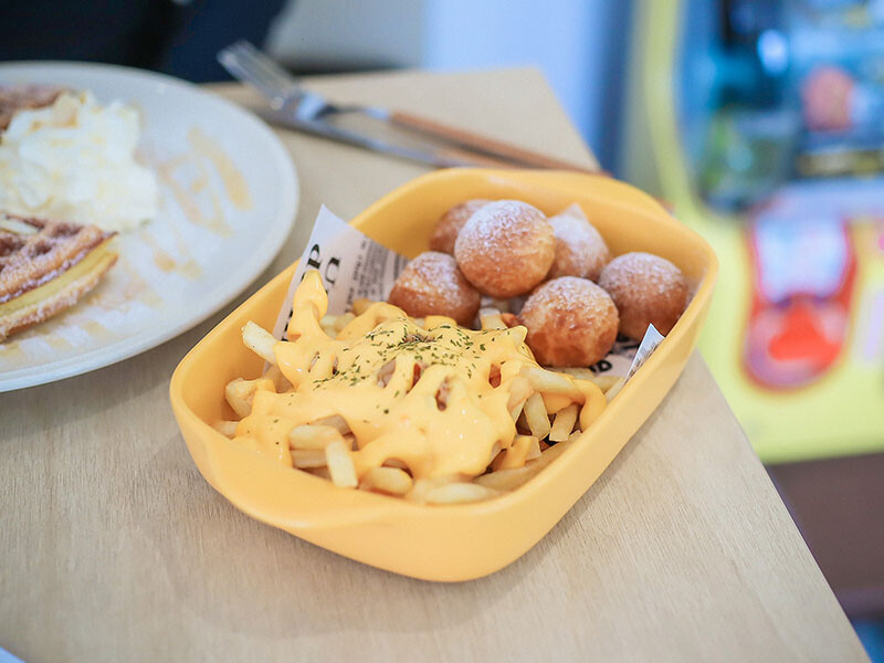 竹北樂房早午餐 純白通透環境享用山形吐司、鬆餅早午餐 結合扭蛋 街邊座位區一秒到國外