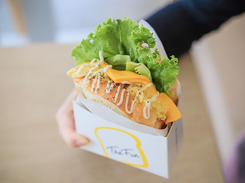 竹北樂房早午餐 純白通透環境享用山形吐司、鬆餅早午餐 結合扭蛋 街邊座位區一秒到國外